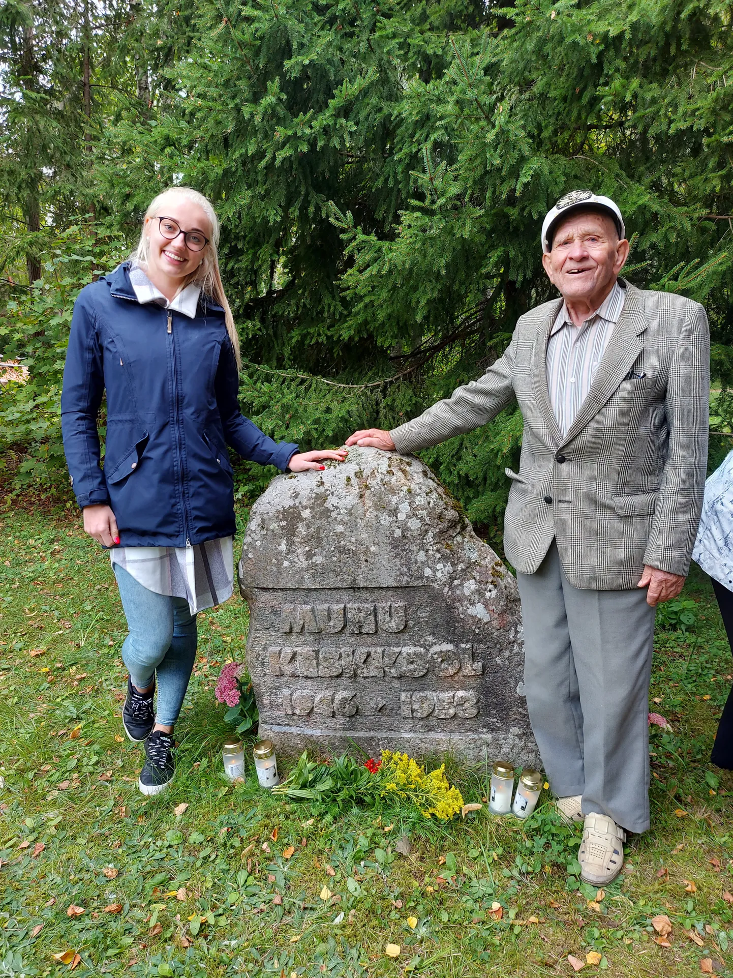 VANIM JA NOORIM: 16. septembril süüdati Orissaare gümnaasiumi sünnipäeva auks küünlad Muhus Piiril, kus kool 1946. a alustas. Küünlad süütasid kooli esimese
lennu esindaja Arnold Räim ja praegune abiturient Raahel Ränk.