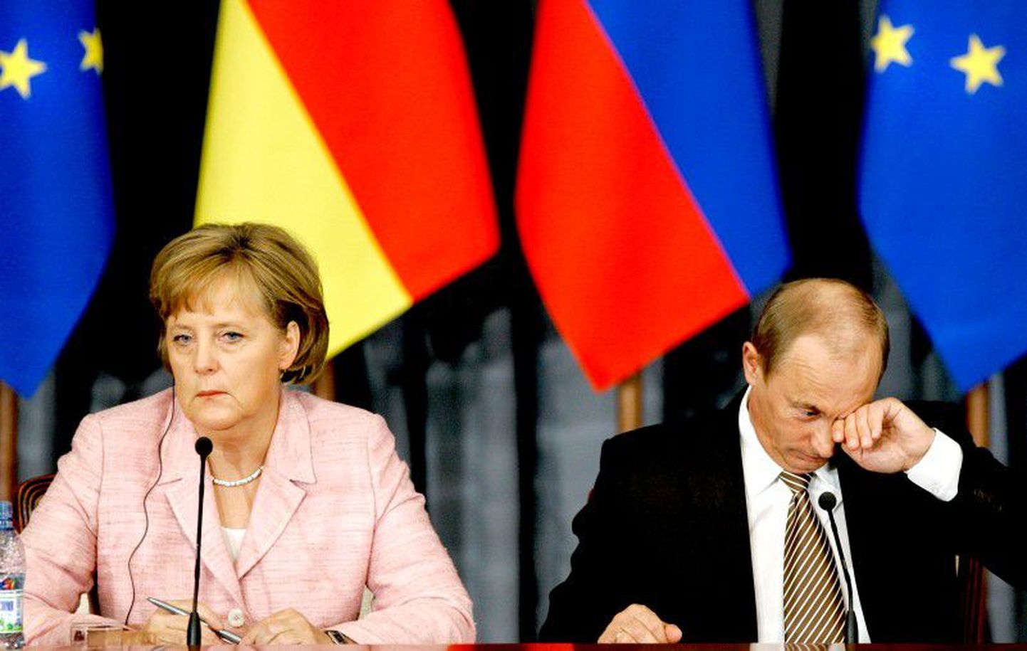 Euroopa Liidu eesistuja, Saksamaa kantsler Angela Merkel ja Venemaa president Vladimir Putin eilsel tippkohtumisele järgnenud pressikonverentsil. Suuremates vaidlusküsimustes jäigi Samara tippkohtumisel üksmeel leidmata.
