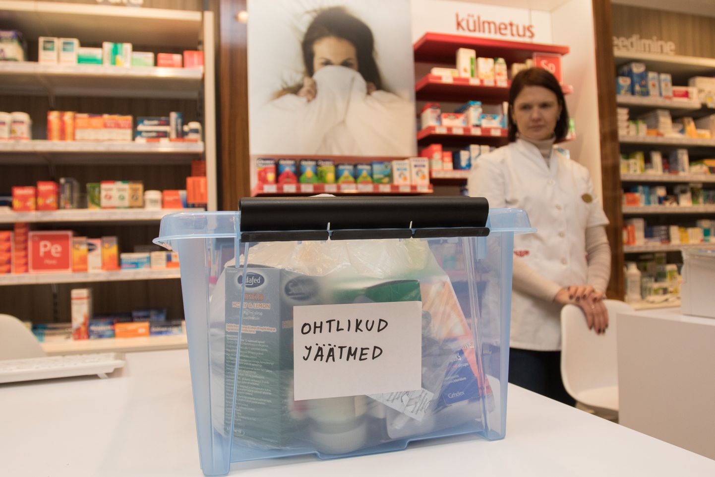Apteeker Katri Klettenberg viib iga kuu Tartu jäätmejaama kilode kaupa vananenud ravimeid.