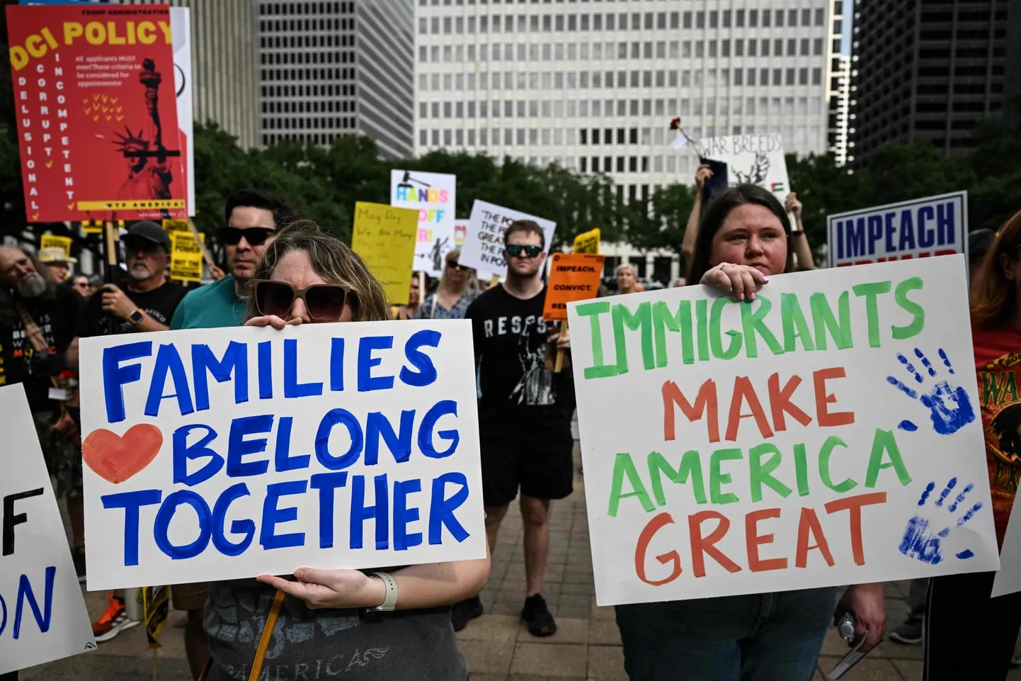 Inimesed kevadpüha marsil Texases Houstonis avaldavad meelt president Donald Trumpi rändepoliitika vastu.