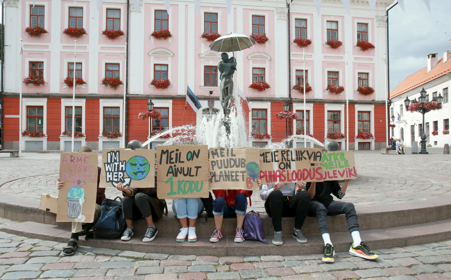 Mullu augustis kutsusid tudengid Raekoja platsil üles inimesi suunama tähelepanu kliima muutustele ning tegema endast oleneva, et olla keskkonnasäästlikuma eluviisga.