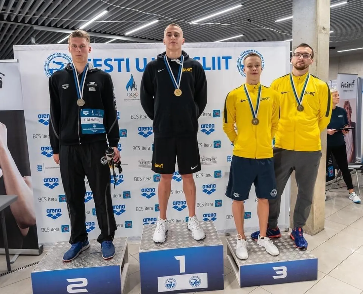 Alex Ahtiainen (pjedestaali kõrgeimal astmel) võitis Eesti meistrivõistlustelt neli individuaalkulda.