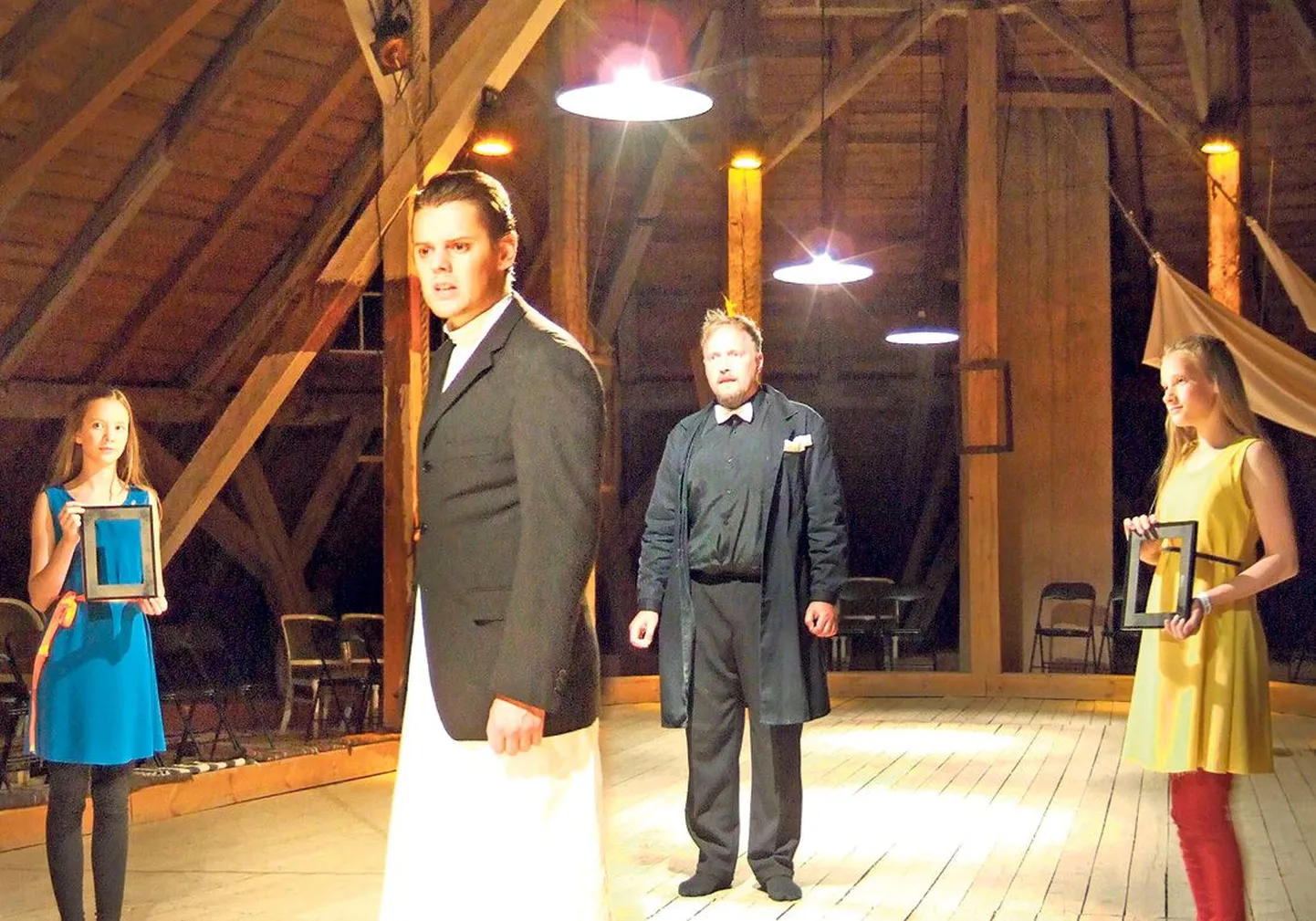 Josef K. (esiplaanil, Priit Strandberg) külastab kunstnikku, alama astme kohtunike head tuttavat Titorellit (Tarmo Kruus) ja tema tüdrukuid (sinises kleidis on Mirjam Aavakivi ja kollases kleidis Anna Birgitta Põder).