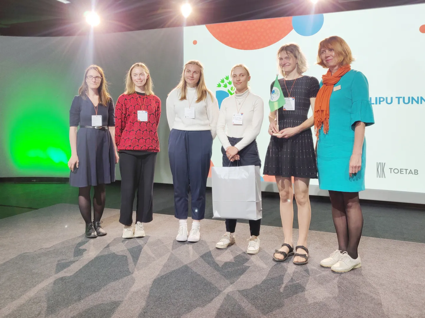 PÜÜNEL: (Vasakult) Rohelise kooli programmi koordinaator Meeli Mets, Saaremaa gümnaasiumi õpilased Käti Saar, Annabel Metsalu, Kristin Kuningas, Saaremaa gümnaasiumi bioloogiaõpetaja Agnes Heinla ja Tartu loodusmaja juhataja Janika Ruusmaa.