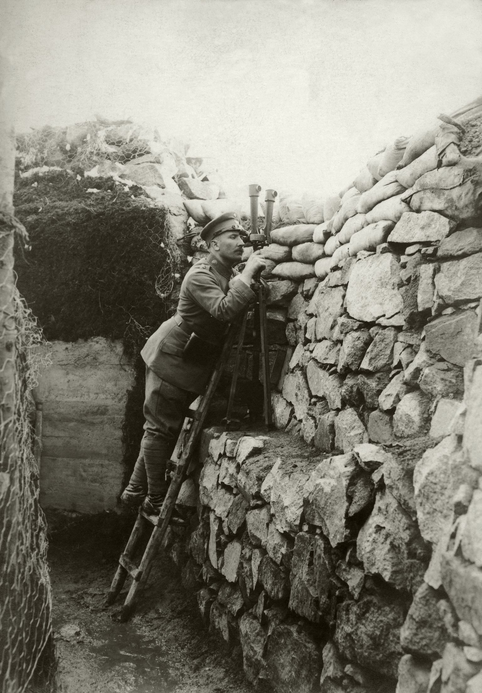 Saksa sõdur esimese maailmasõja ajal Läänerindel kaevikus vaatamas periskoobiga