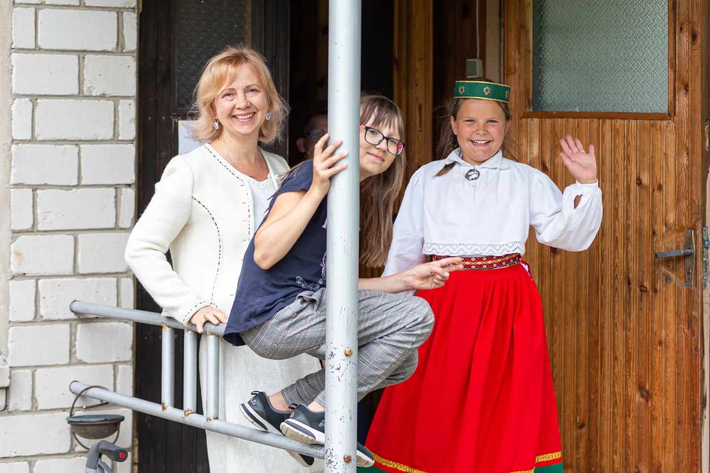 Soonurme külaseltsi eestvedaja Naima Soppe koos külalastega hindamiskomisjoni ootamas.