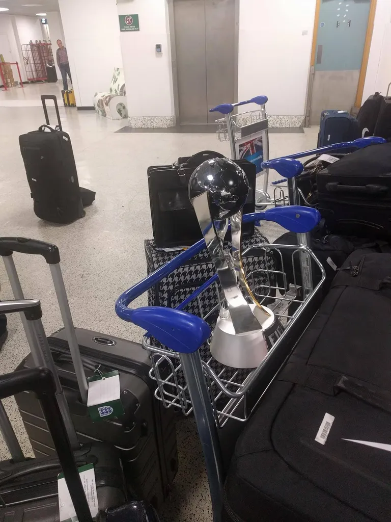 U20 vanuseklassi jalgpalli MM-karikas Birminghami lennujaama kärus valveta vedelemas. Selle omanik, Inglismaa meeskond, pidas veidi eemal ringis seistes koosolekut.