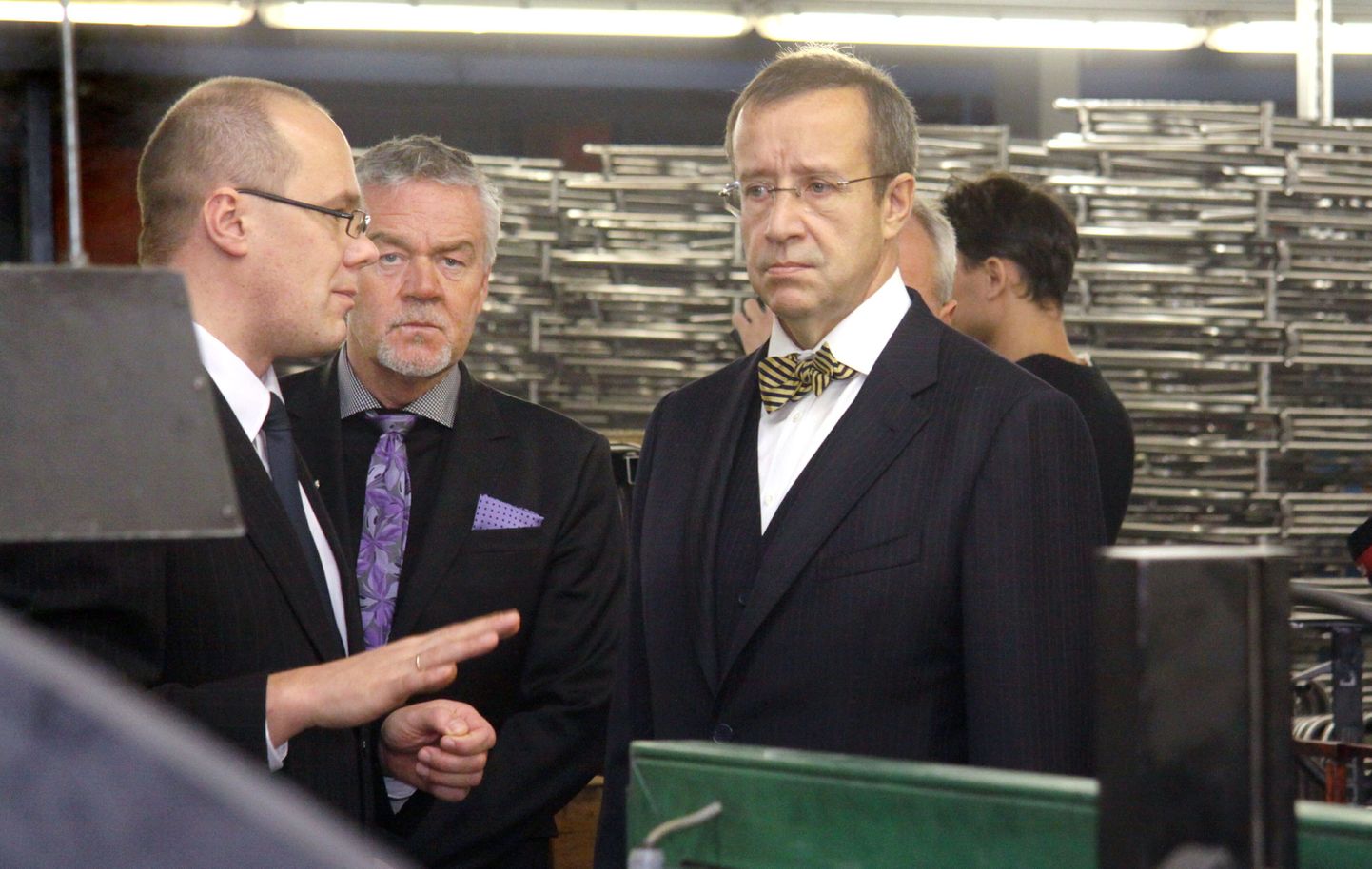 Ettevõtte juhataja Marko Kokla (vasakul) ja Peter Hunt tutvustavad presidendile tootmist.