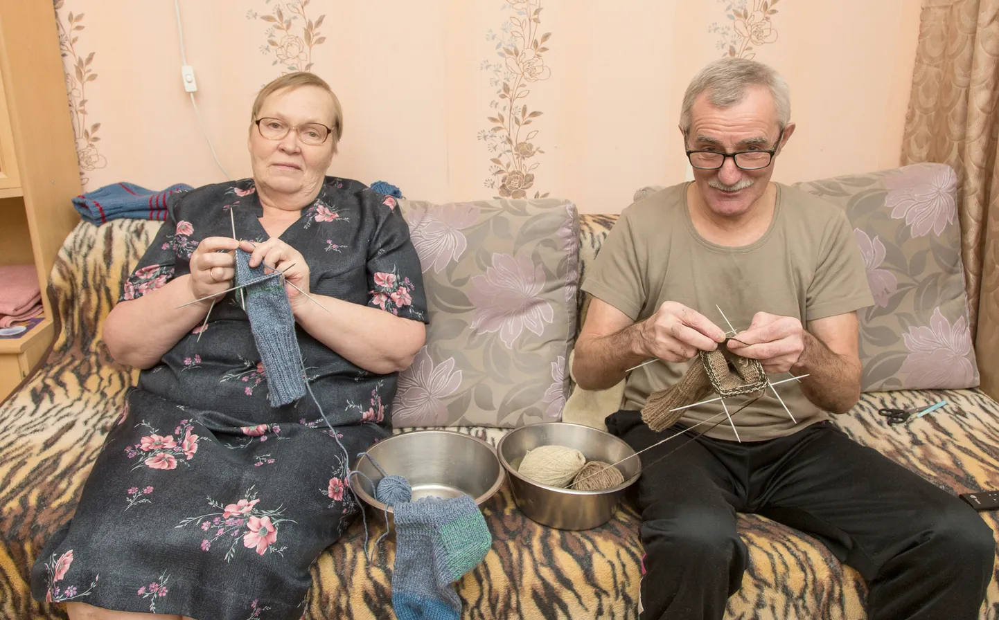 Vaike ja Anatoli alustasid Põhjaranniku palvel juba uut kudumistööd, sest 30 sokipaari on omaniku leidnud ja mis sa tühjade varraste liigutamist ikka pildistad. Üksikuid vanainimesi, kellele uusi sokipaare kinkida, leidub oma majanaabritegi hulgas.