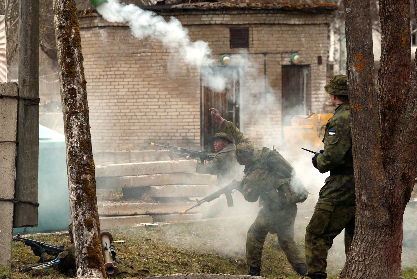 RAK01: TAPA V?LJA?PPEKESKUS, S?DURID, RELVAD, LENNUKID, HELIKOPTER :05MAY05, TAPA, EESTI
LAHINGTEGEVUSE ?PPUS , MIS ON OSA ETTEVALMISTUSEST SUUR?PPUSEKS KEVADTORM
FOTOL HETK ?PPUSEST
tl/Foto TAIRO LUTTER / VIRUMAA TEATAJA