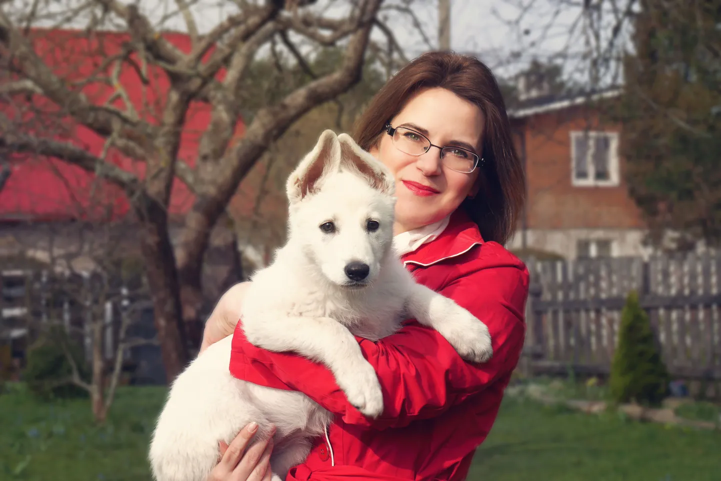 Liisa Pakosta Šveitsi valge karjakoera Noraga. Oktoobri alguseni töötab Pakosta Eesti Kunstiakadeemia teadus- ja arendusosakonna juhatajana.