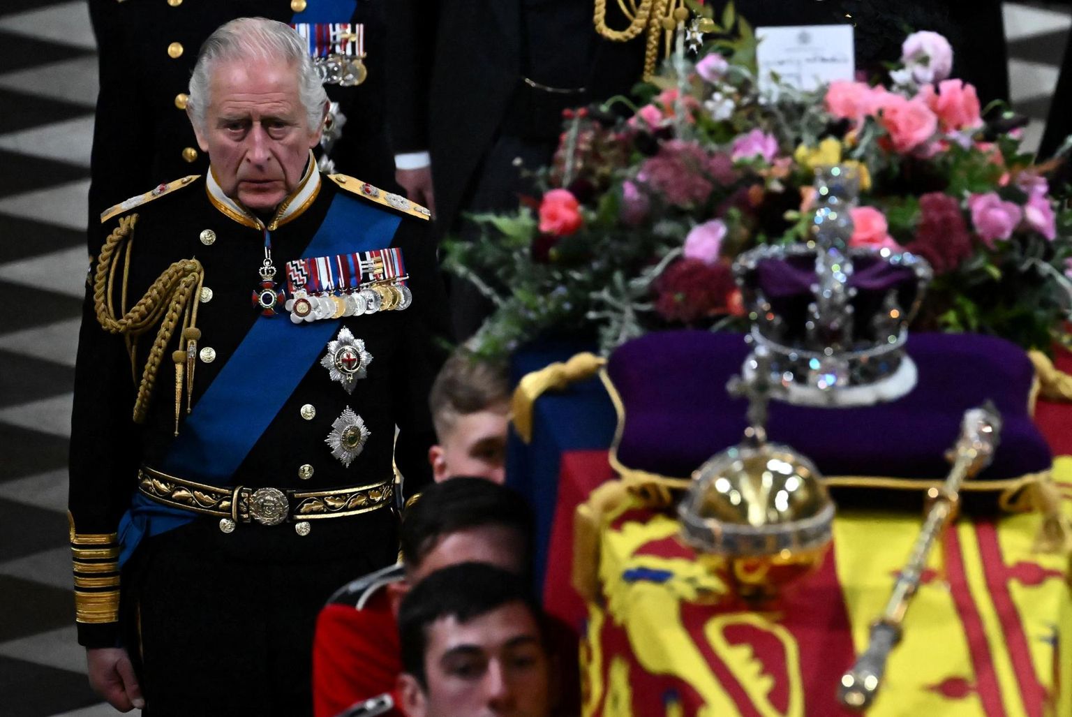 Kuningas Charles III kõnnib Elizabeth II sarga järel, kui matuserongkäik lahkub Westminster Abbey kirikust.