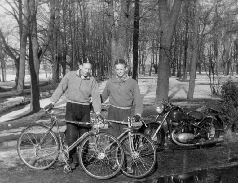 Noored ratturid Roland Korn ja Rein Kirsipuu on rahul: algamas on esimene kevadine treening rattasadulas (1952)!
