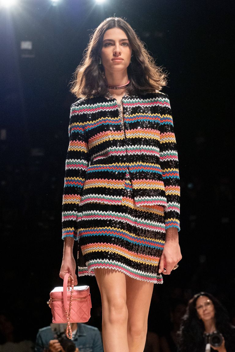Модель на показе Chanel Womenswear Spring/Summer 2022 на Paris Fashion Week 5 октября.