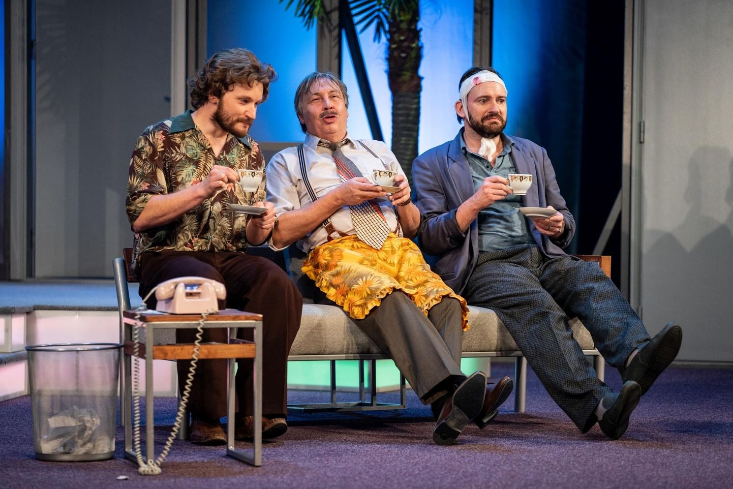 Etenduses «Oi, Johnny» naerutavad publikut teiste seas Madis Mäeorg (vasakult), Eduard Salmistu ja Margus Grosnõi.