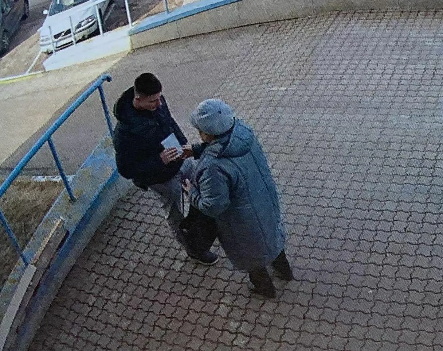 Елизавета (имя изменено) передала деньги у своего дома "денежному мулу" Кристьяну Метсу, искренне веря, что участвует в секретной операции по разоблачению мошенников. Фото: материалы суда