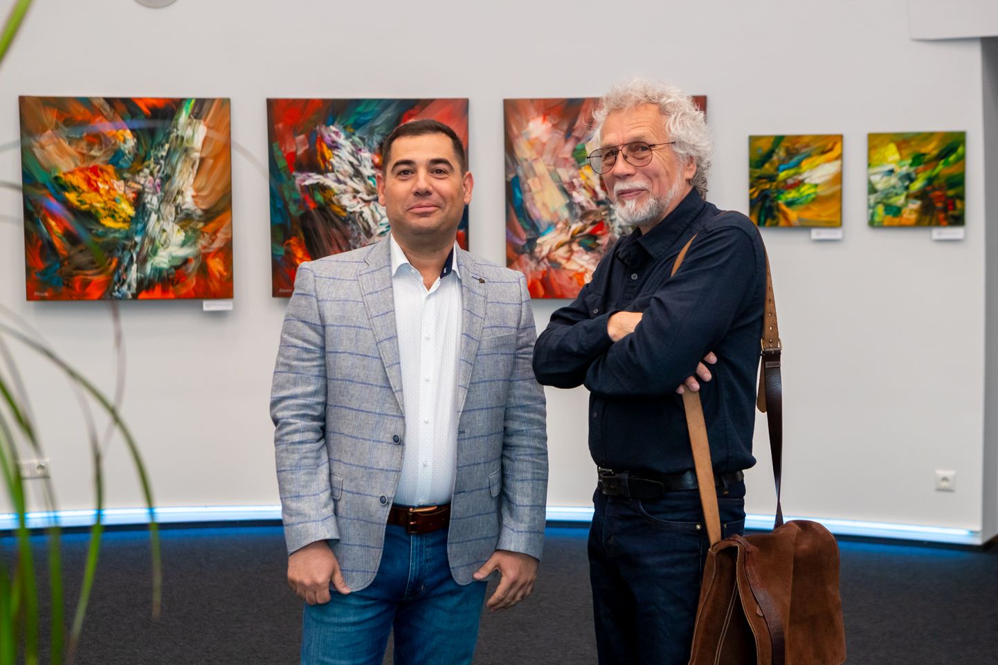 KUNSTISAALIS: Sergei Inkatov (vasakul) ja kunstihuviline Aleksander Baumann näituse avamisel.