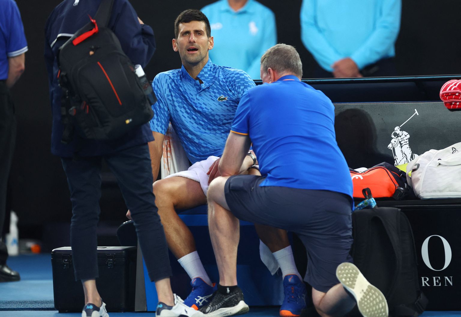 Arst töötab Novak Djokovici puusa kallal kolmanda ringi mängus Grigor Dimitroviga.