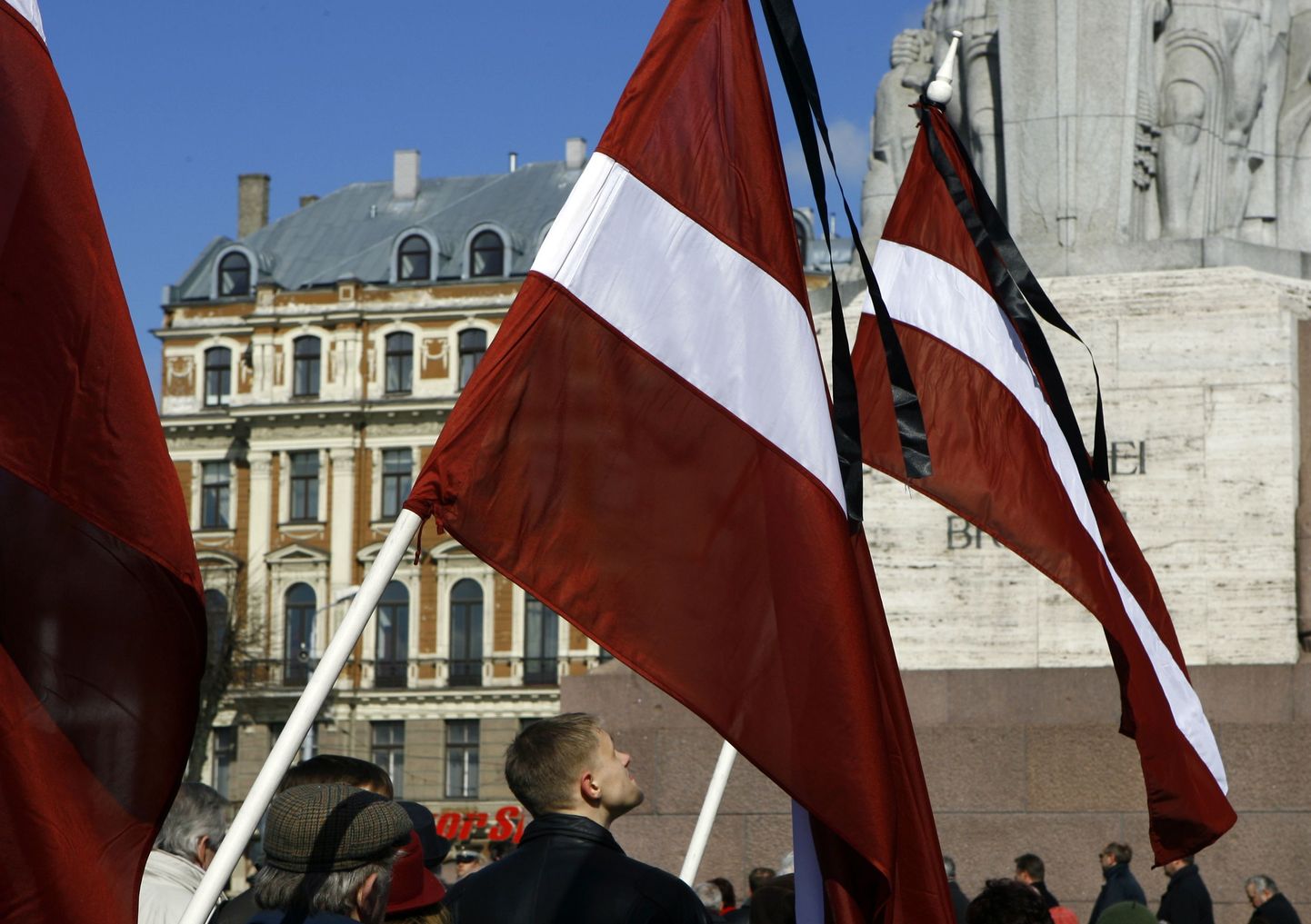 Leinalintidega Läti lipud Vabaduse monumendi juures Riias, kui märtsis 2009 mälestati Siberisse küüditatuid.