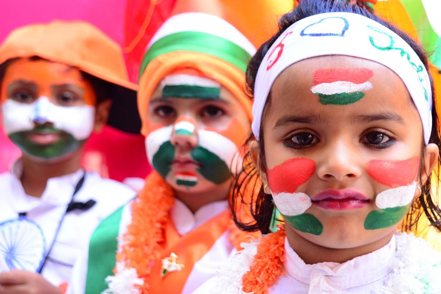 India lipuvärvides näomaalingutega koolilapsed.