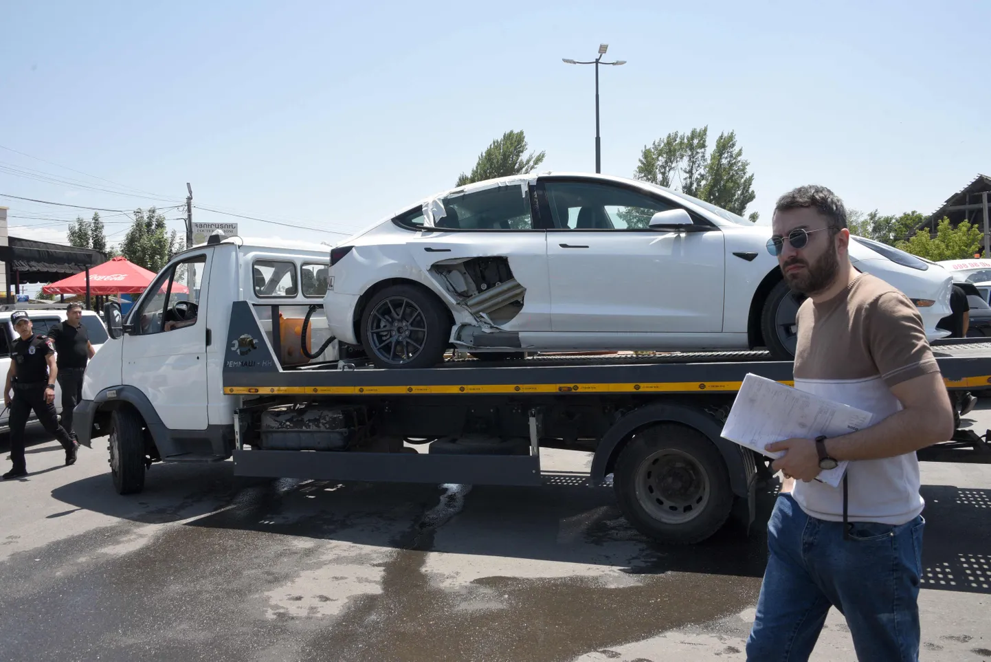Kasutatud autosid vedav treiler Gyumri linna tolli järjekorras
