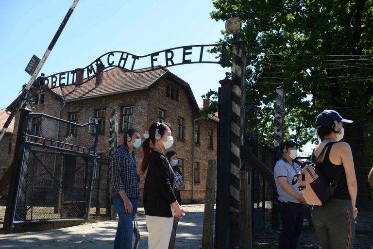 Külastajad juulis 2020 Auschwitzi koonduslaager-muuseumis, mis asub Poolas Oświęcimis.