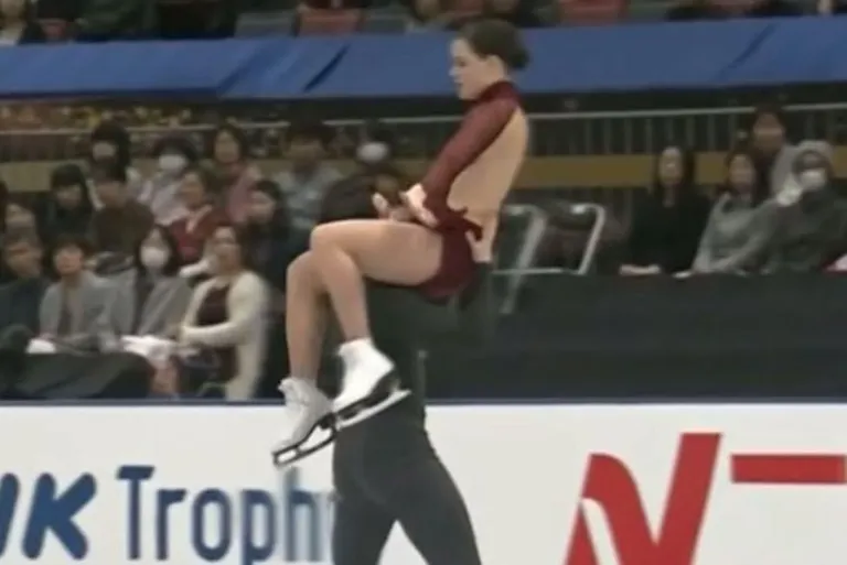 Tessa Virtue ja Scott Moir erootiliseks peetud poosis