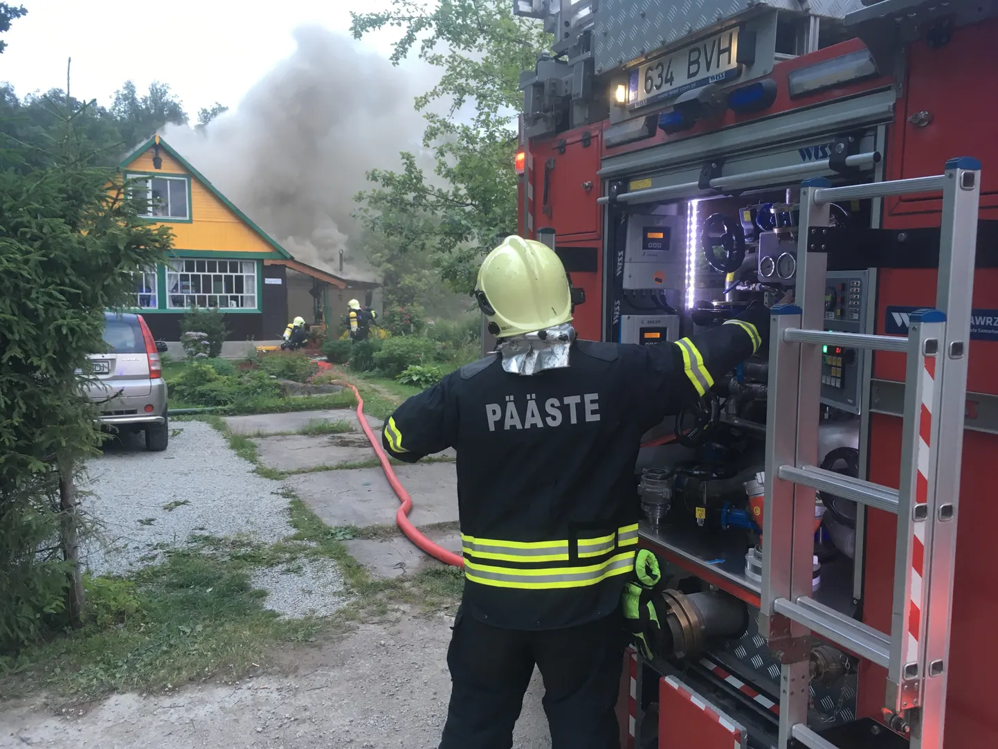 Спасатели тушат пожар в частном доме. (Фотоснимок иллюстративный, 2018 год)