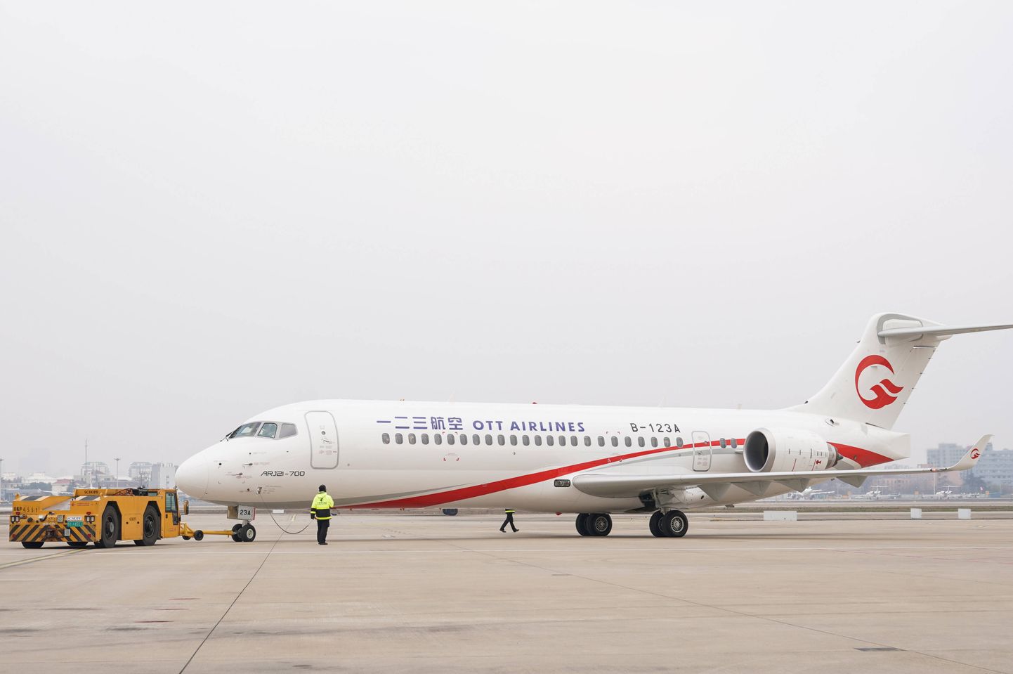 Riigifirma COMAC (Commercial Aircraft Corp.) lennuk ARJ21 Shanghai Hongqiao lennuväljal.