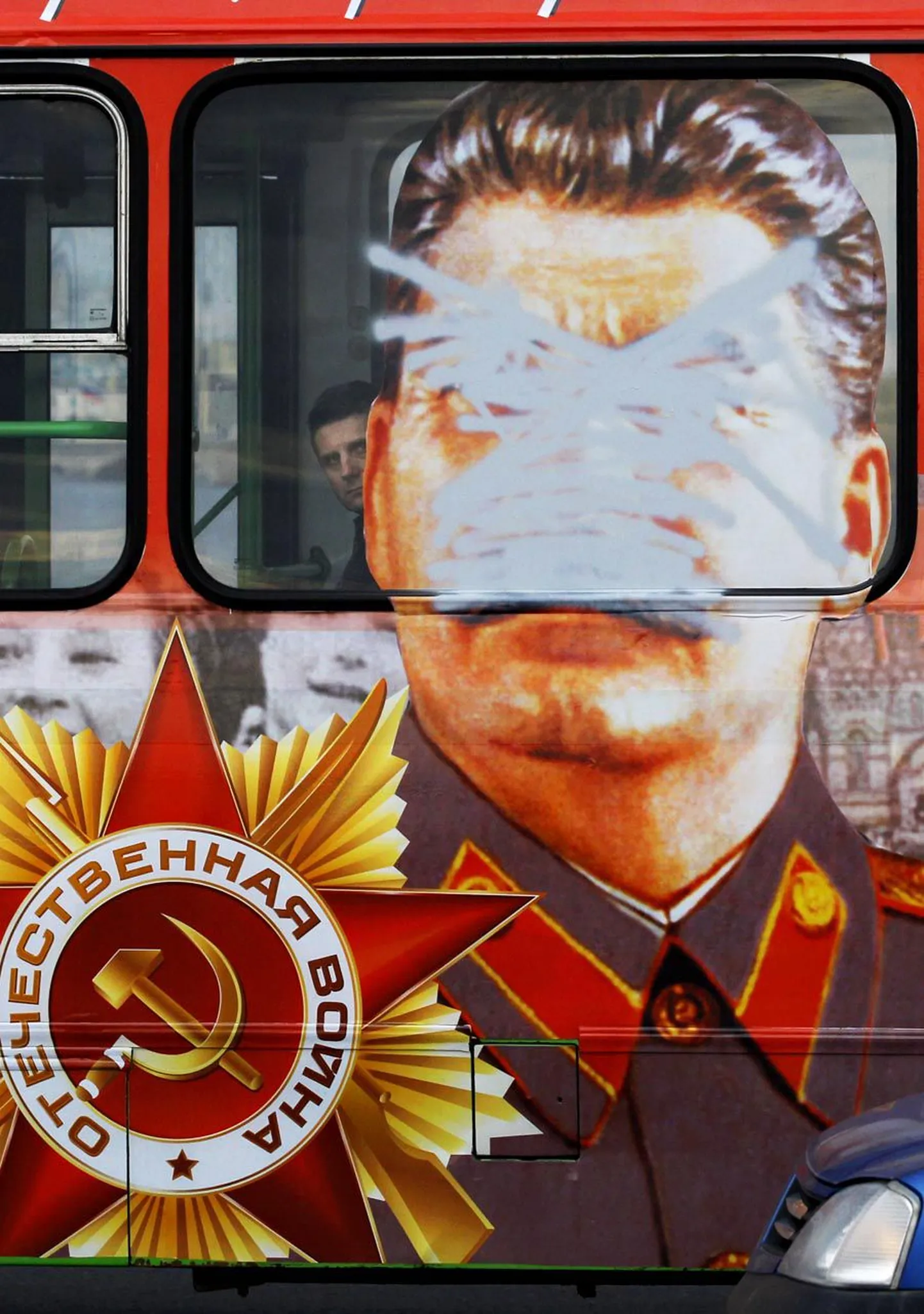 Nõukogude režiimi hukkamõistu programmi on Venemaal nimetatud ka destaliniseerimiseks. Fotol on veidi kannatada saanud Stalini pilt ühissõidukil mullu Moskvas tähistatud II maailmasõja lõpu aastapäeva auks.