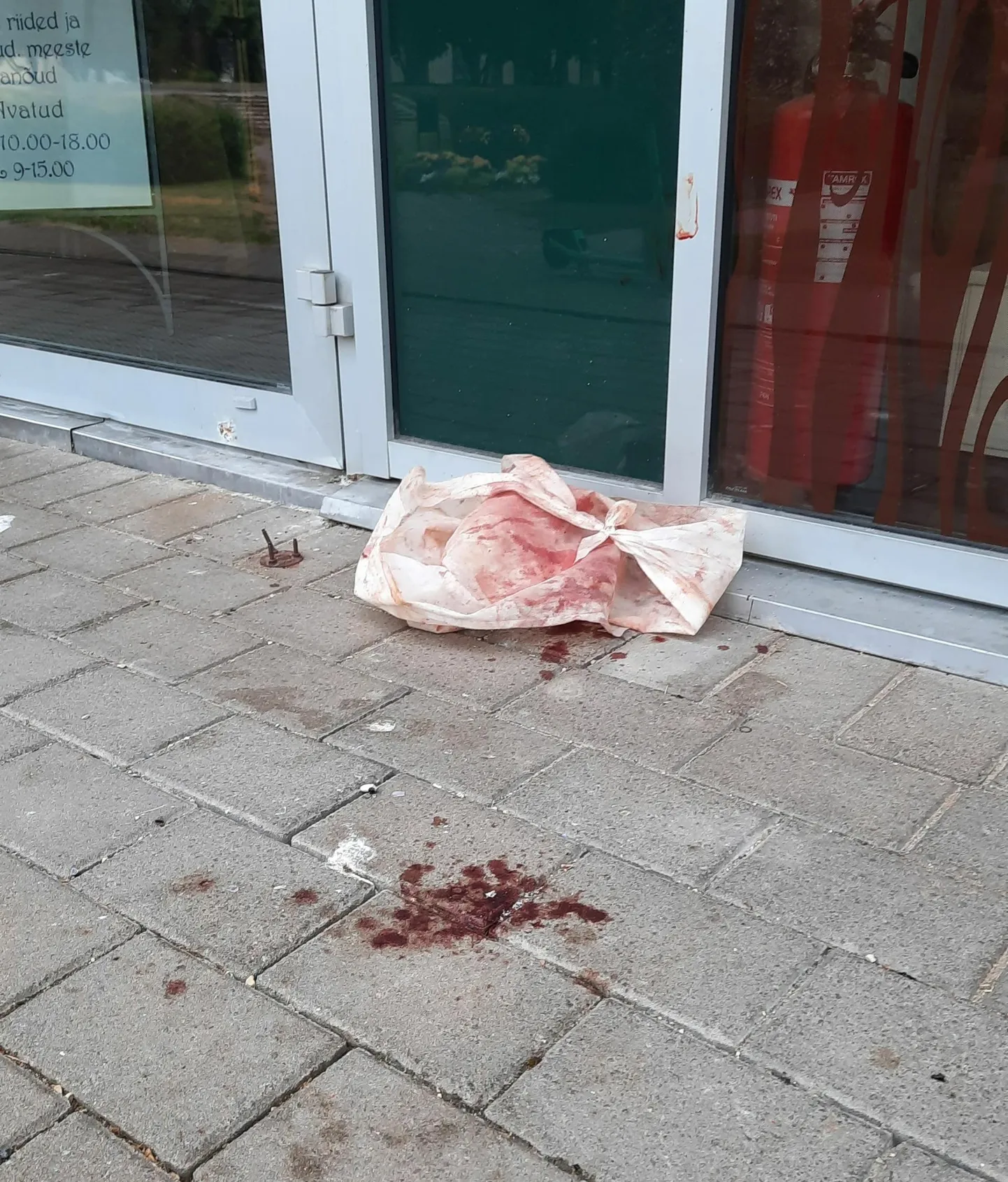 Hommikul võis Viljandis Tartu tänaval Sakala toimetuse välisukse ees näha vereloiku ja verist sidet ning verepritsmeid olid täis ka aknad ja uks.