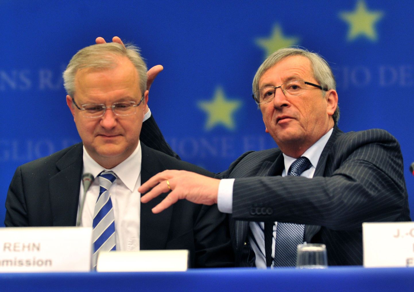 Pildil on ELi endine majandusvolinik Olli Rehn ja endine eurogrupi president Jean-Claude Juncker (paremal).