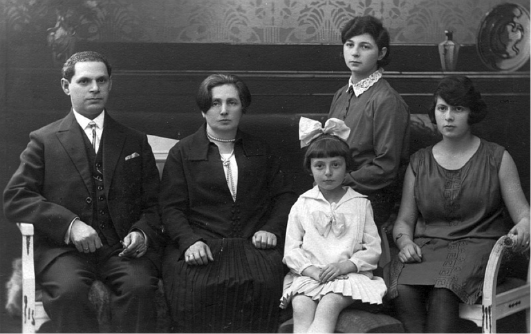 Škopide perekond 1926. aastal Tartus. Isa Jakob (1873-1929), ema - Rosa (s. Rosinko) (1887-1959), Siima Škop (1920-2016), Maša Stupel (Zaltsmann, s. Škop) (1911-2003), Rika (Rachel) Korn (Saliternik, s. Škop) (1908-2006).