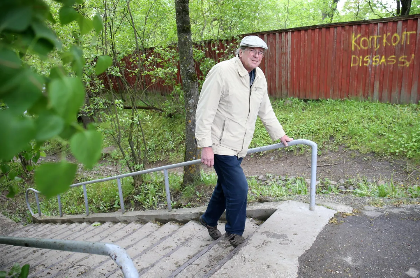 Enriko Talvistu astub Senffi treppidest üles raamatukogu poole, selja taga Toomemäe park.