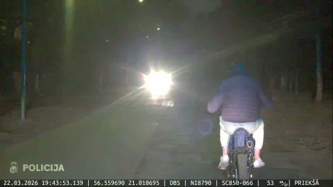VIDEO ⟩ Liepājā 15 gadus vecs motociklists bēg no policijas