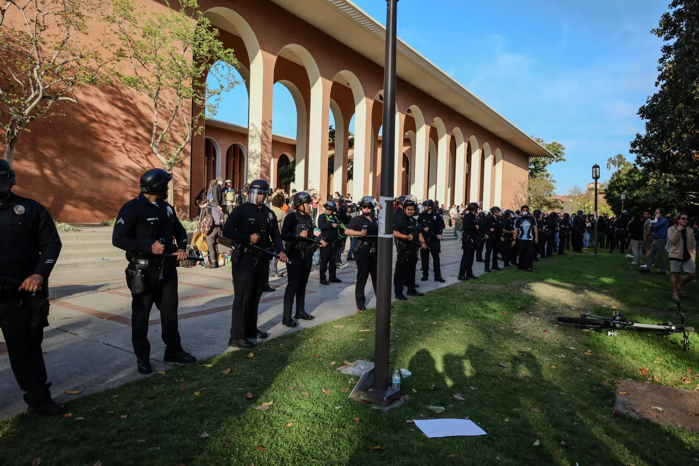 24 апреля полиция арестовала по меньшей мере 93 человека в кампусе Университета Южной Калифорнии.