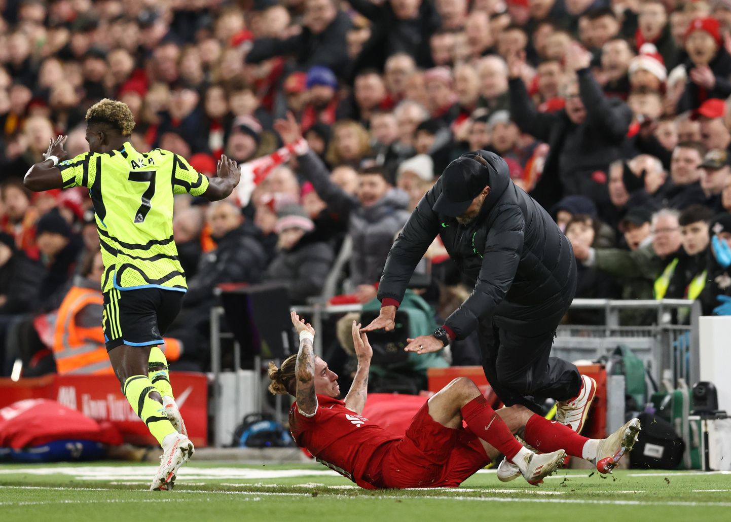 Liverpooli jalgpallur Kostas Tsimikas sõidab pärast kokkupõrget Bukayo Sakaga oma meeskonna peatreeneril Jürgen Klopil jalad alt. Kehvalt lõppes olukord just Tsimikasele.