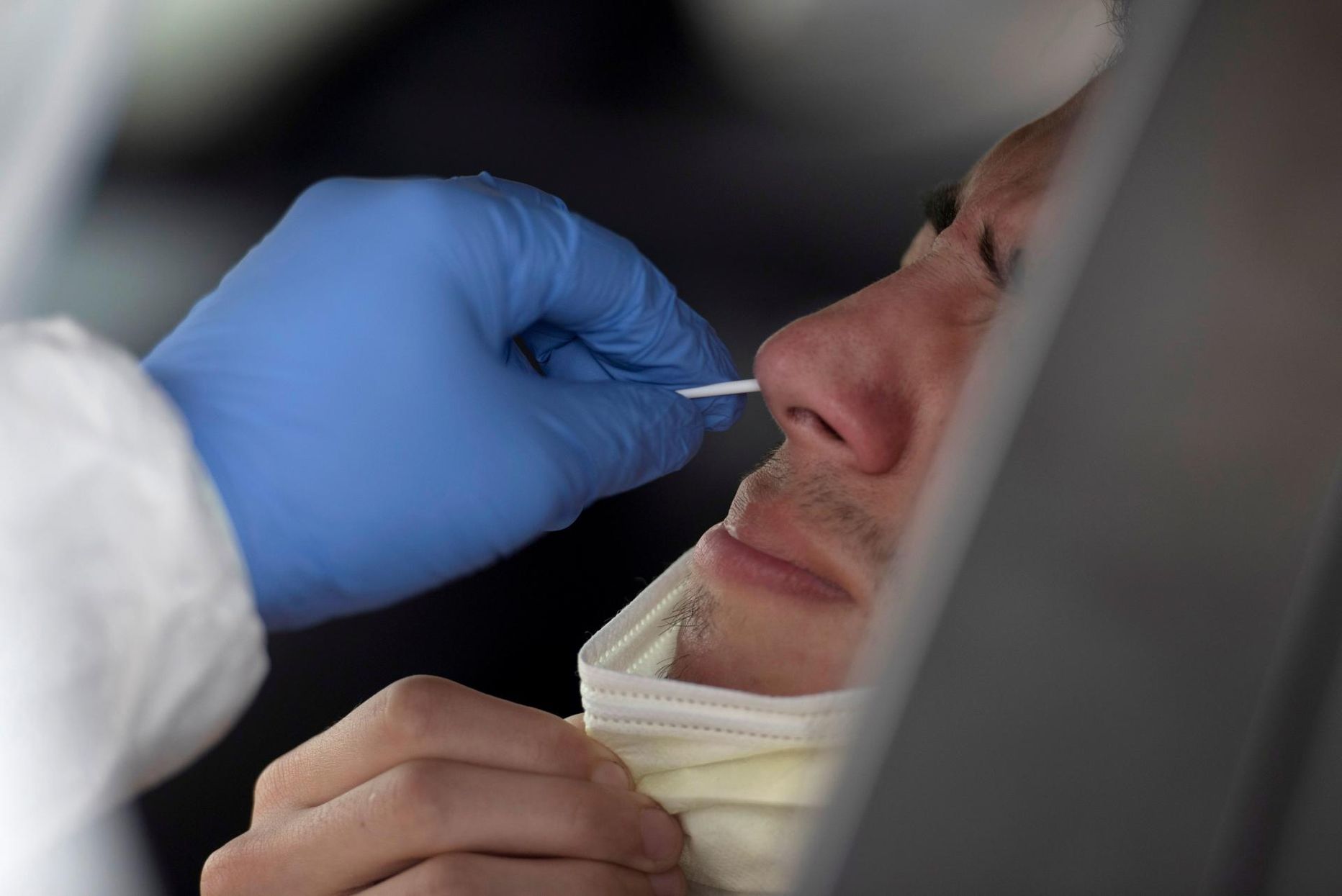 Koroonaviiruse proovi võtmine ninaneelu kaudu. Teadlaste sõnul võib süljetest olla kohati täpsem. 