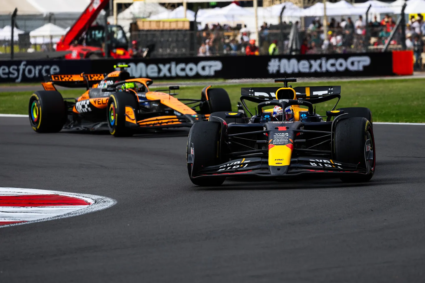 Max Verstappen (ees) ja Lando Norris (taga) sattusid teist etappi järjest konflikti.