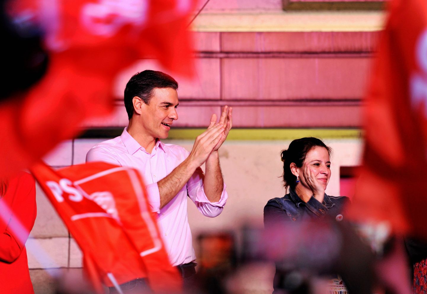 Peaminister Pedro Sanchez tervitas pärast võitu toetajaid.