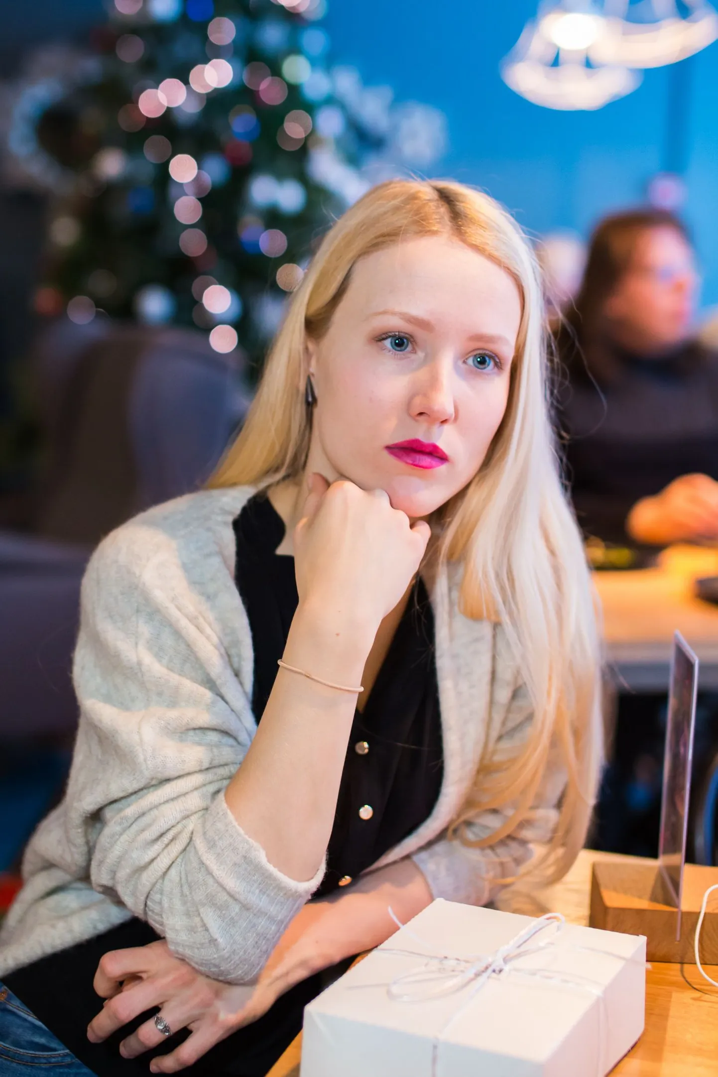 Saara Kadak proovis Viru Keskuse Cafe Lyonis teenindajaametit