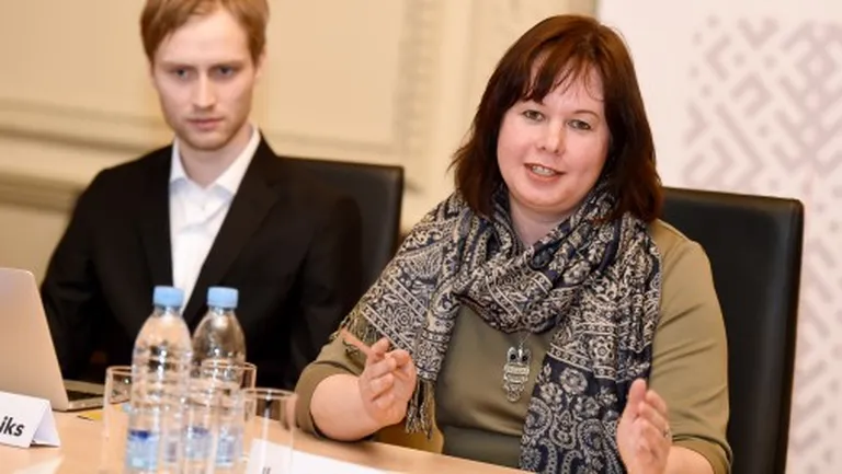 Festivāla "FonoCēsis" rīkotājs Jānis Sildniks un Cēsu Kultūras un tūrisma centra vadītāja vietniece Ilona Asare piedalās preses konferencē, kurā izziņo programmu Cēsu jubilejas svinībām "Cēsis 810"
