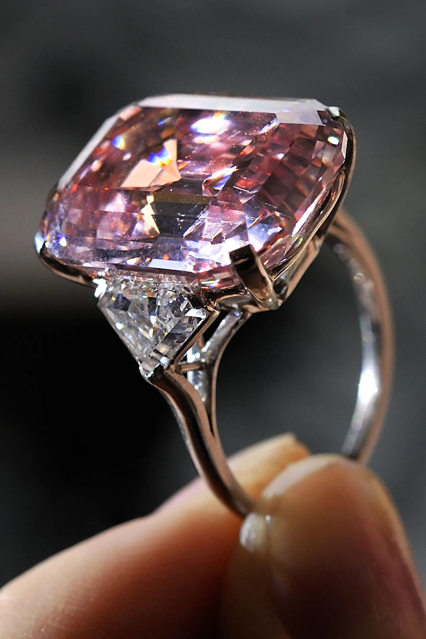 Möödunud sügisel müüdi oksjonil 24,78-karaadine Fancy Intense Pink teemant, mille ets maksti 34 miljonit eurot