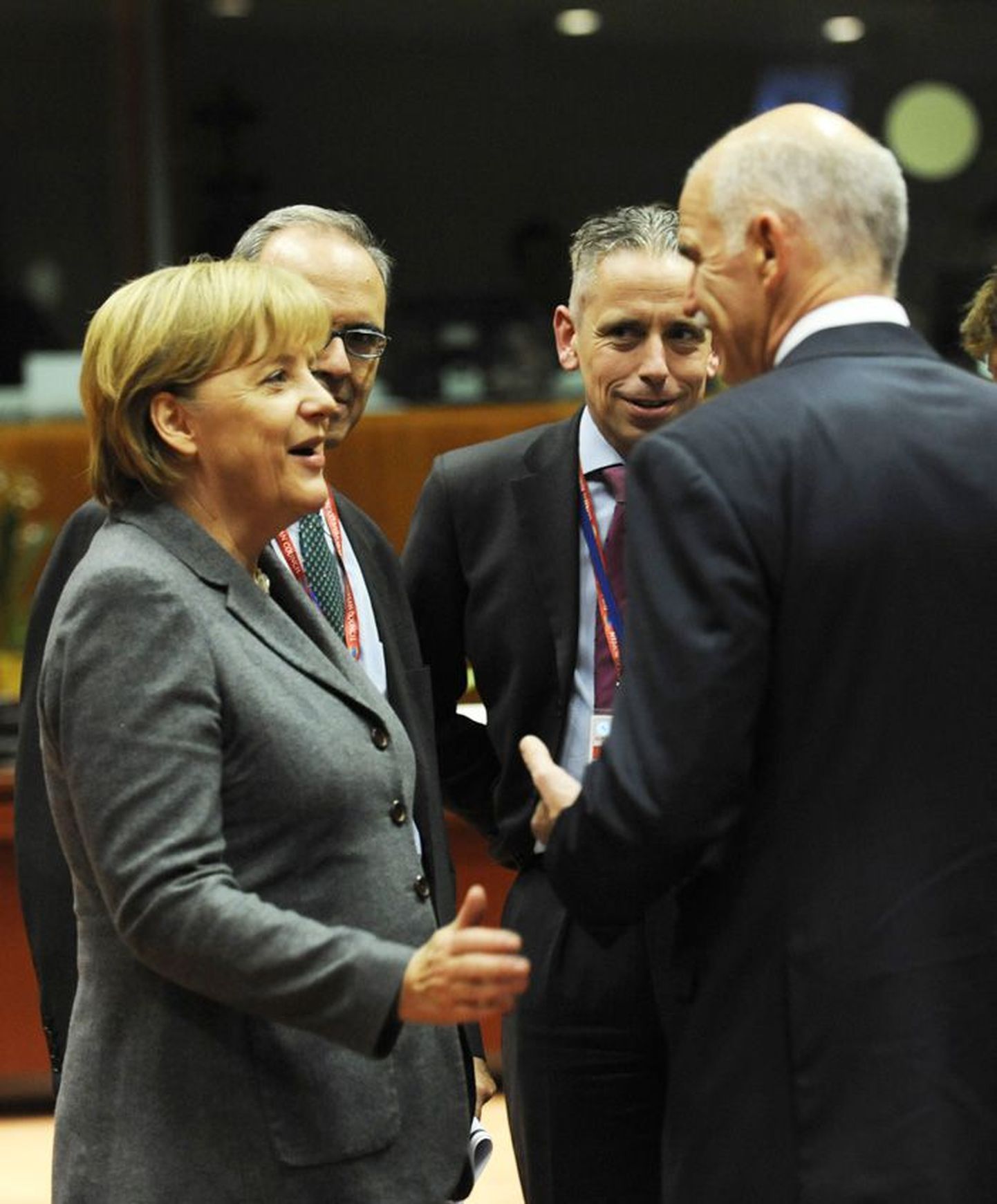 Saksamaa liidukantsler Angela Merkel selgitamas Kreeka peaministrile George Papandreoule uut kava, mis näeb ette reegleid püsivalt rikkuvate riikide karistamist.
