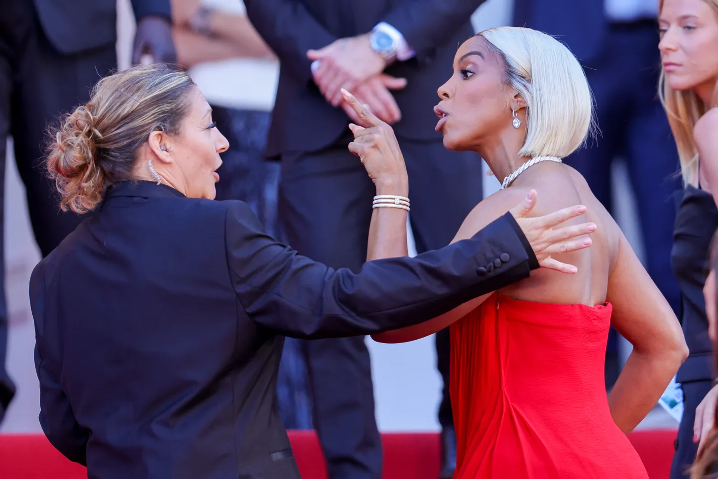 Kelly Rowland läks Cannes'i filmifestivali punasel vaibal sõnelema turvanaisega.