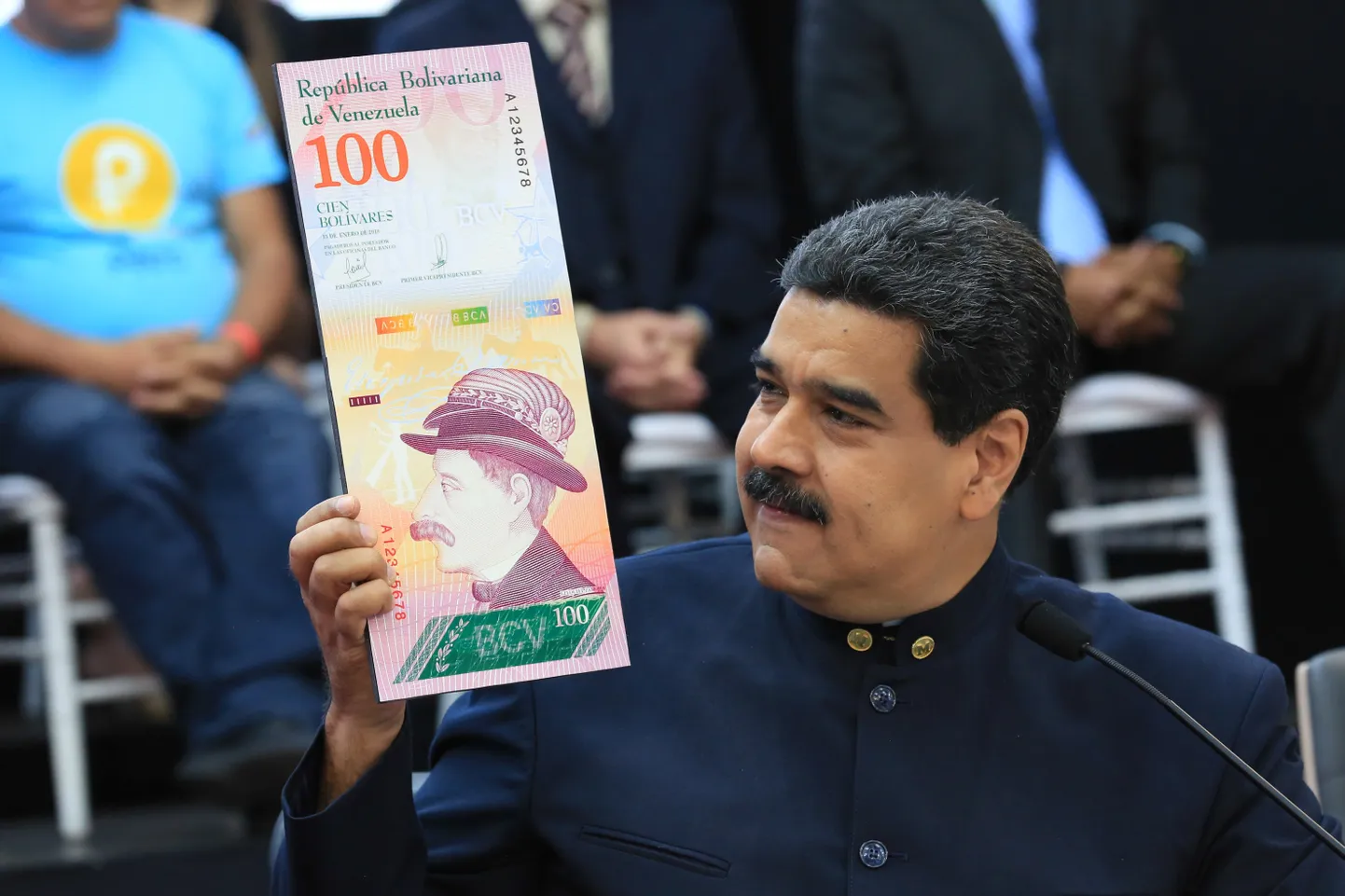 Venezuela president Nicolas Maduro uut sajalist käes hoidmas.