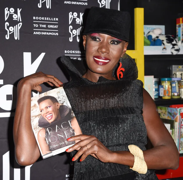 Grace Jones esitlemas 2015 oma autobiograafiat «I'll Never Write My Memoirs»
