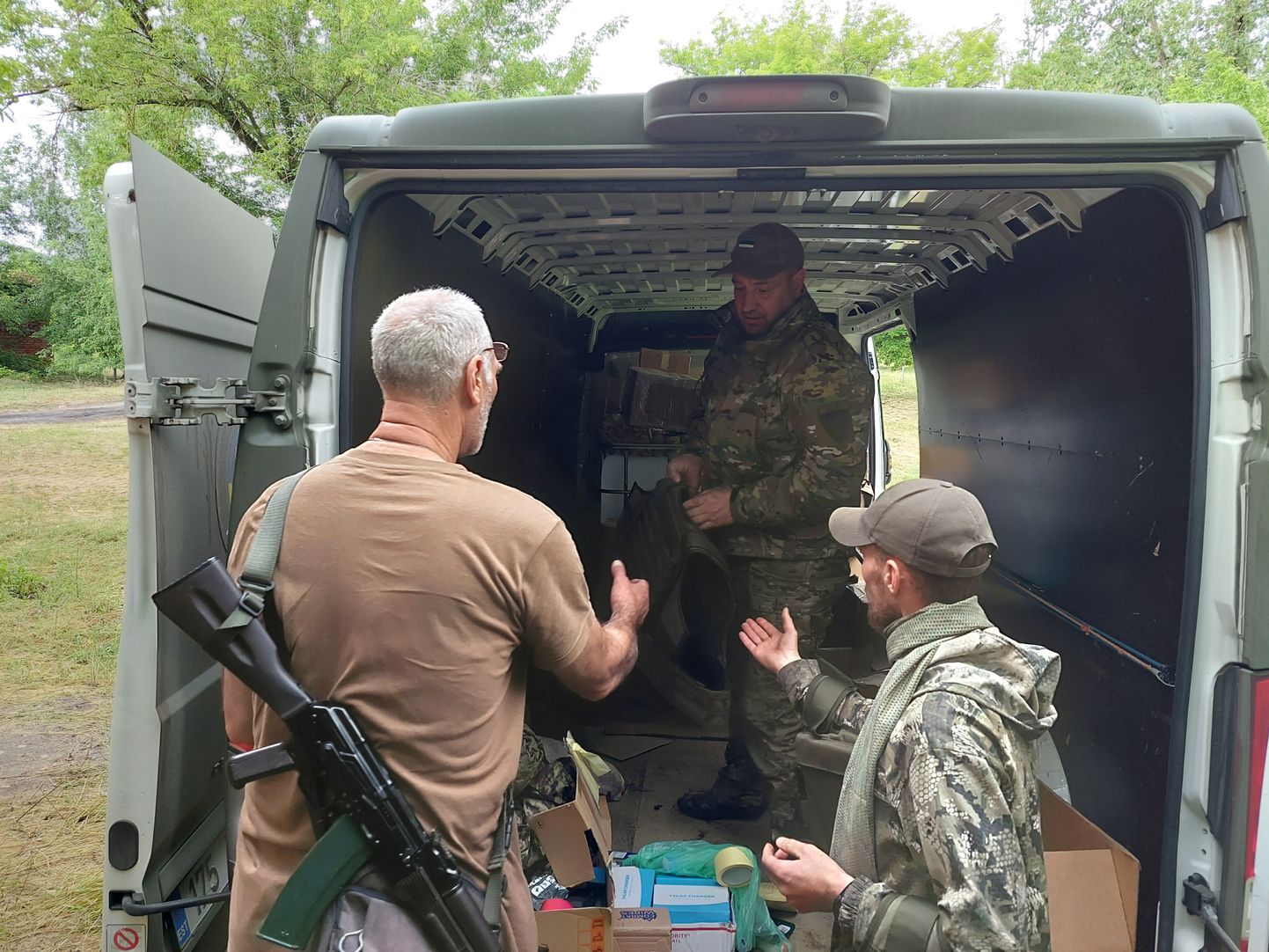 Martin Tanning juunis Ukrainas Donetski oblastis laadimas maha oma järjekordset abi ühele Ukraina üksusele.