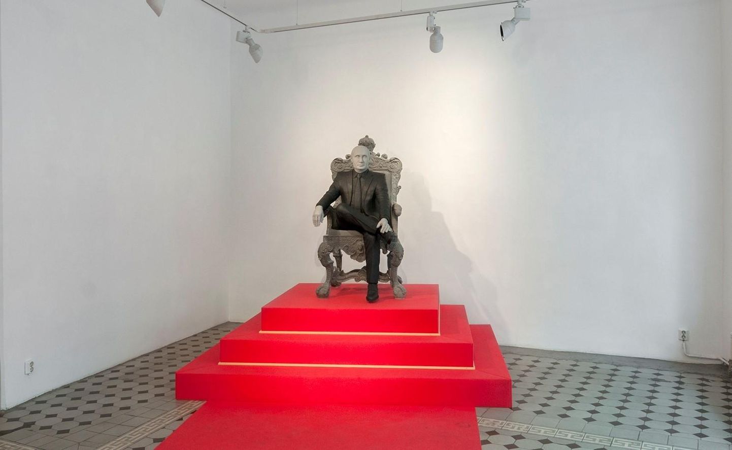 Uusvada oksjoni kalleima teose alghind on 19 999 eurot. See on installatiivne skulptuur «Tulge suudelge tulevase presidendi kätt» (250 x 200 cm, 2019).