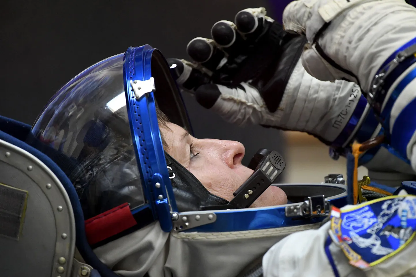 Astronaut katsetamas kosmoseülikonda. Suurel enamusel kosmosest tagasi tulnud astronautidel esineb silmanägemise halvenemist, kuid seni ei olnud see müstiline sündroom veel seletatud. Värskes uuringus näitavad Miami Ülikooli teadlased, et niinimetatud "astronaudi silm" on seaotud aju-seljaaju vedeliku rõhumuutus.